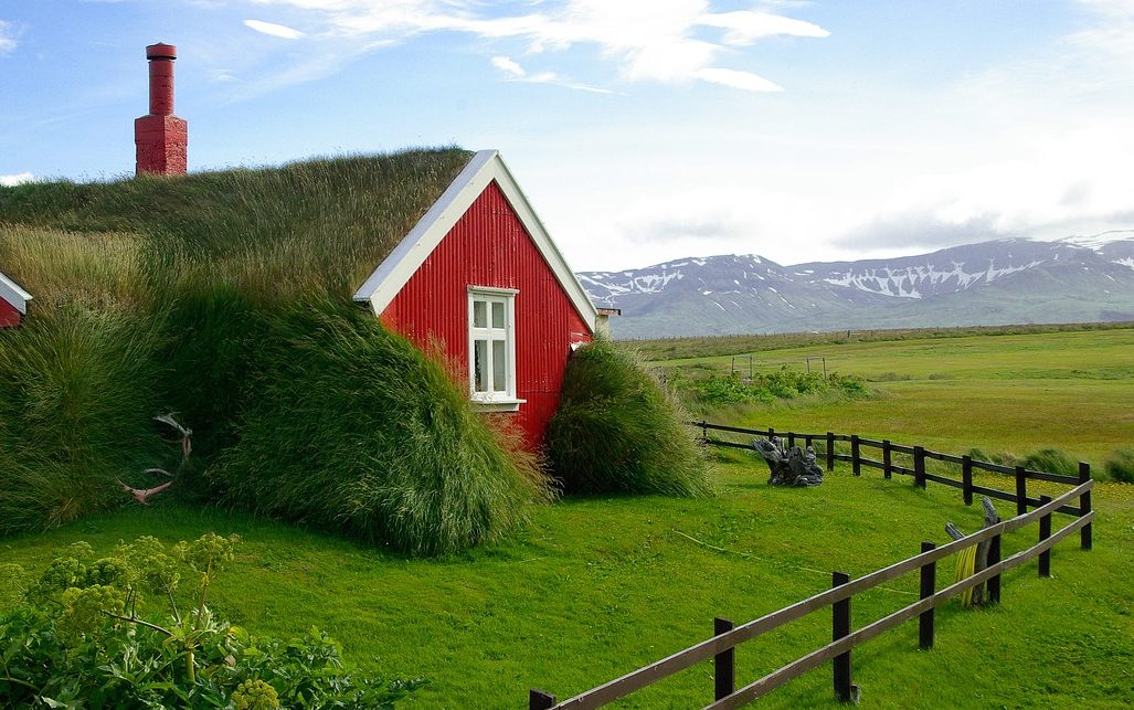 Solo Travel Iceland & Solo Female Travel Iceland (Image Credit: Pixabay)