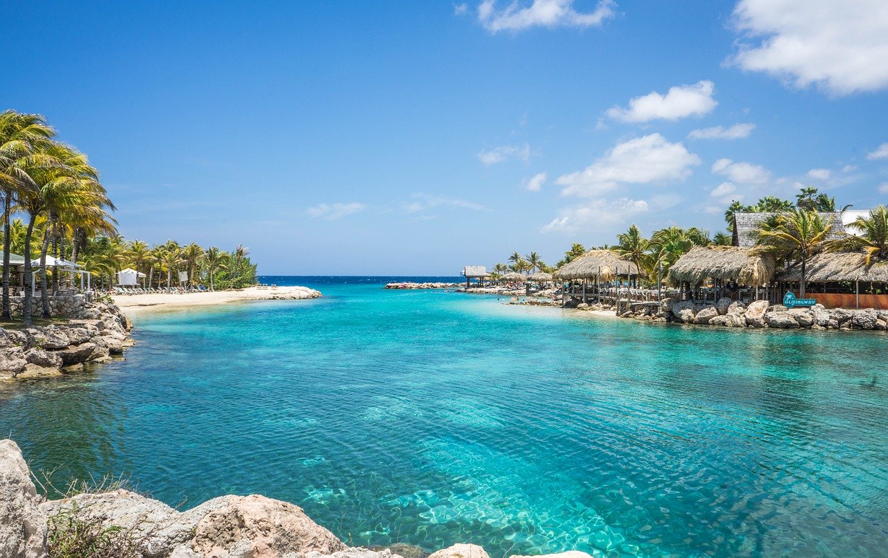 Curacao, Meer, Bucht, Palmen, Singlereisen, Solo Travel (Bild: Pixabay)